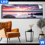 Leuchtbild Sonnenaufgang Am Strand Mit Felsen Panorama Produktvorschau mit dem Bild Sonnenaufgang am Strand mit Felsen im Format Panorama.