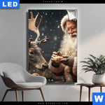 Leuchtbild Weihnachtsmann Fuettert Rentier Hochformat Produktvorschau mit dem Bild Weihnachtsmann füttert Rentier im Format Hochformat.