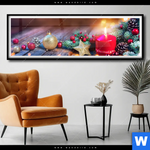 Poster Adventskerze Mit Weihnachtsschmuck Panorama Produktvorschau mit dem Bild Adventskerze mit Weihnachtsschmuck im Format Panorama.