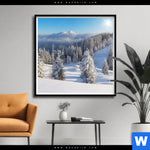 Poster Berge Und Waelder In Schnee Quadrat Produktvorschau mit dem Bild Berge und Wälder in Schnee im Format Quadrat.