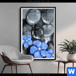 Poster Blaue Blume Graue Steine Hochformat Produktvorschau mit dem Bild Blaue Blume & Graue Steine im Format Hochformat.