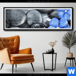 Poster Blaue Blume Graue Steine Panorama Produktvorschau mit dem Bild Blaue Blume & Graue Steine im Format Panorama.