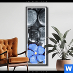 Poster Blaue Blume Graue Steine Schmal Produktvorschau mit dem Bild Blaue Blume & Graue Steine im Format Schmal.