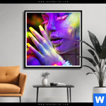 Poster Frau Im Neonlicht Quadrat Produktvorschau mit dem Bild Frau im Neonlicht im Format Quadrat.