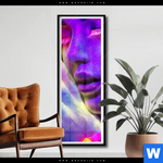 Poster Frau Im Neonlicht Schmal Produktvorschau mit dem Bild Frau im Neonlicht im Format Schmal.