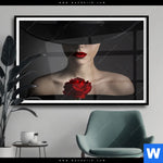 Poster Frau Mit Hut Rose Querformat Produktvorschau mit dem Bild Frau mit Hut & Rose im Format Querformat.