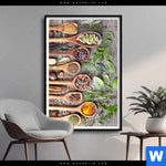 Poster Gewuerze Auf Holzloeffeln Hochformat Produktvorschau mit dem Bild Gewürze auf Holzlöffeln im Format Hochformat.