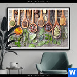 Poster Gewuerze Auf Holzloeffeln Querformat Produktvorschau mit dem Bild Gewürze auf Holzlöffeln im Format Querformat.