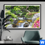 Poster Japanischer Garten Mit Wasserlauf Querformat Produktvorschau mit dem Bild Japanischer Garten mit Wasserlauf im Format Querformat.