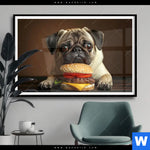 Poster Mops Mit Cheeseburger Querformat Produktvorschau mit dem Bild Mops mit Cheeseburger im Format Querformat.