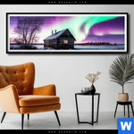 Poster Nordlichter Ueber Einem Holzhaus Panorama Produktvorschau mit dem Bild Nordlichter über einem Holzhaus im Format Panorama.