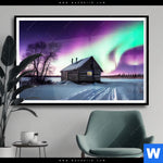 Poster Nordlichter Ueber Einem Holzhaus Querformat Produktvorschau mit dem Bild Nordlichter über einem Holzhaus im Format Querformat.