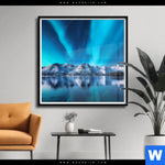 Poster Nordlichter Und Schneebedeckte Berge Quadrat Produktvorschau mit dem Bild Nordlichter und schneebedeckte Berge im Format Quadrat.