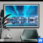 Poster Nordlichter Und Schneebedeckte Berge Querformat Produktvorschau mit dem Bild Nordlichter und schneebedeckte Berge im Format Querformat.