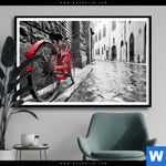 Poster Rotes Fahrrad In Gasse Querformat Produktvorschau mit dem Bild Rotes Fahrrad in Gasse im Format Querformat.