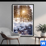 Poster Schneebedeckte Landschaft Am Fluss Hochformat Produktvorschau mit dem Bild Schneebedeckte Landschaft am Fluss im Format Hochformat.