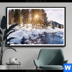 Poster Schneebedeckte Landschaft Am Fluss Querformat Produktvorschau mit dem Bild Schneebedeckte Landschaft am Fluss im Format Querformat.