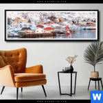 Poster Skandinavisches Dorf Im Schnee Panorama Produktvorschau mit dem Bild Skandinavisches Dorf im Schnee im Format Panorama.