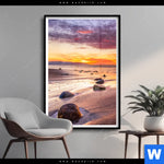 Poster Sonnenuntergang Am Strand Mit Felsen Hochformat Produktvorschau mit dem Bild Sonnenuntergang am Strand mit Felsen im Format Hochformat.