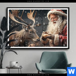 Poster Weihnachtsmann Fuettert Rentier Querformat Produktvorschau mit dem Bild Weihnachtsmann füttert Rentier im Format Querformat.