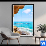 Poster Wellenrauschen Und Felsenklippe Hochformat Produktvorschau mit dem Bild Wellenrauschen und Felsenklippe im Format Hochformat.