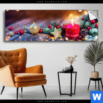 Spannbild Adventskerze Mit Weihnachtsschmuck Panorama Produktvorschau mit dem Bild Adventskerze mit Weihnachtsschmuck im Format Panorama.