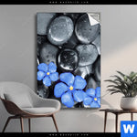 Spannbild Blaue Blume Graue Steine Hochformat Produktvorschau mit dem Bild Blaue Blume & Graue Steine im Format Hochformat.