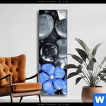 Spannbild Blaue Blume Graue Steine Schmal Produktvorschau mit dem Bild Blaue Blume & Graue Steine im Format Schmal.