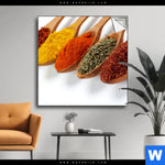 Spannbild Farbige Gewuerze Auf Holzloeffel Quadrat Produktvorschau mit dem Bild Farbige Gewürze auf Holzlöffel im Format Quadrat.