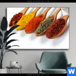 Spannbild Farbige Gewuerze Auf Holzloeffel Querformat Produktvorschau mit dem Bild Farbige Gewürze auf Holzlöffel im Format Querformat.