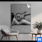 Spannbild Frau Gitarre No 2 Hochformat Produktvorschau mit dem Bild Frau & Gitarre No.2 im Format Hochformat.