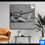 Spannbild Frau Gitarre No 2 Quadrat Produktvorschau mit dem Bild Frau & Gitarre No.2 im Format Quadrat.