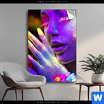 Spannbild Frau Im Neonlicht Hochformat Produktvorschau mit dem Bild Frau im Neonlicht im Format Hochformat.