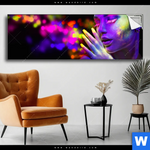 Spannbild Frau Im Neonlicht Panorama Produktvorschau mit dem Bild Frau im Neonlicht im Format Panorama.