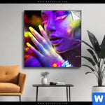 Spannbild Frau Im Neonlicht Quadrat Produktvorschau mit dem Bild Frau im Neonlicht im Format Quadrat.