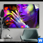 Spannbild Frau Im Neonlicht Querformat Produktvorschau mit dem Bild Frau im Neonlicht im Format Querformat.