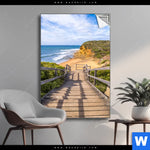 Spannbild Holztreppe Zum Einsamen Strand Hochformat Produktvorschau mit dem Bild Holztreppe zum einsamen Strand im Format Hochformat.