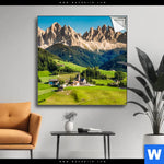 Spannbild Idyllisches Dorf In Den Bergen Quadrat Produktvorschau mit dem Bild Idyllisches Dorf in den Bergen im Format Quadrat.