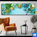Spannbild Kraeuter Auf Blauem Holztisch Panorama Produktvorschau mit dem Bild Kräuter auf blauem Holztisch im Format Panorama.