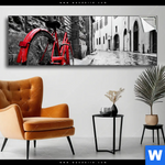 Spannbild Rotes Fahrrad In Gasse Panorama Produktvorschau mit dem Bild Rotes Fahrrad in Gasse im Format Panorama.