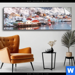 Spannbild Skandinavisches Dorf Im Schnee Panorama Produktvorschau mit dem Bild Skandinavisches Dorf im Schnee im Format Panorama.