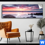 Spannbild Sonnenaufgang Am Strand Mit Felsen Panorama Produktvorschau mit dem Bild Sonnenaufgang am Strand mit Felsen im Format Panorama.