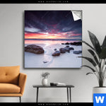 Spannbild Sonnenaufgang Am Strand Mit Felsen Quadrat Produktvorschau mit dem Bild Sonnenaufgang am Strand mit Felsen im Format Quadrat.