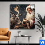Spannbild Weihnachtsmann Fuettert Rentier Quadrat Produktvorschau mit dem Bild Weihnachtsmann füttert Rentier im Format Quadrat.