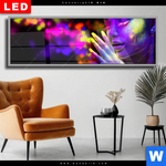 Wechselmotiv Dia Frau Im Neonlicht Panorama Produktvorschau mit dem Bild Frau im Neonlicht im Format Panorama.