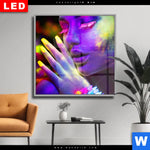 Wechselmotiv Dia Frau Im Neonlicht Quadrat Produktvorschau mit dem Bild Frau im Neonlicht im Format Quadrat.