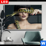 Wechselmotiv Dia Frau Mit Gelber Schlange Querformat Produktvorschau mit dem Bild Frau mit gelber Schlange im Format Querformat.