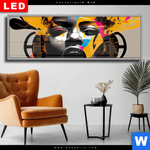 Wechselmotiv Dia Frau Mit Kopfhoerern Panorama Produktvorschau mit dem Bild Frau mit Kopfhörern im Format Panorama.