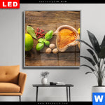 Wechselmotiv Dia Gewuerze Kraeuter Auf Holz Quadrat Produktvorschau mit dem Bild Gewürze & Kräuter auf Holz im Format Quadrat.