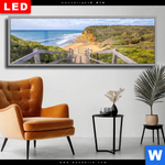 Wechselmotiv Dia Holztreppe Zum Einsamen Strand Panorama Produktvorschau mit dem Bild Holztreppe zum einsamen Strand im Format Panorama.